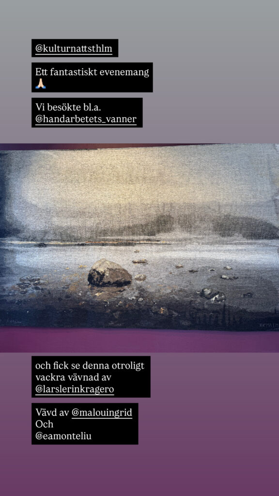 Ett vävt landskapskonstverk med en dimmig strandlinje med klippor i förgrunden, mörkt vatten och en molnig himmel, åtföljt av svenska bildtexter som hyllar verket och dess skapare.